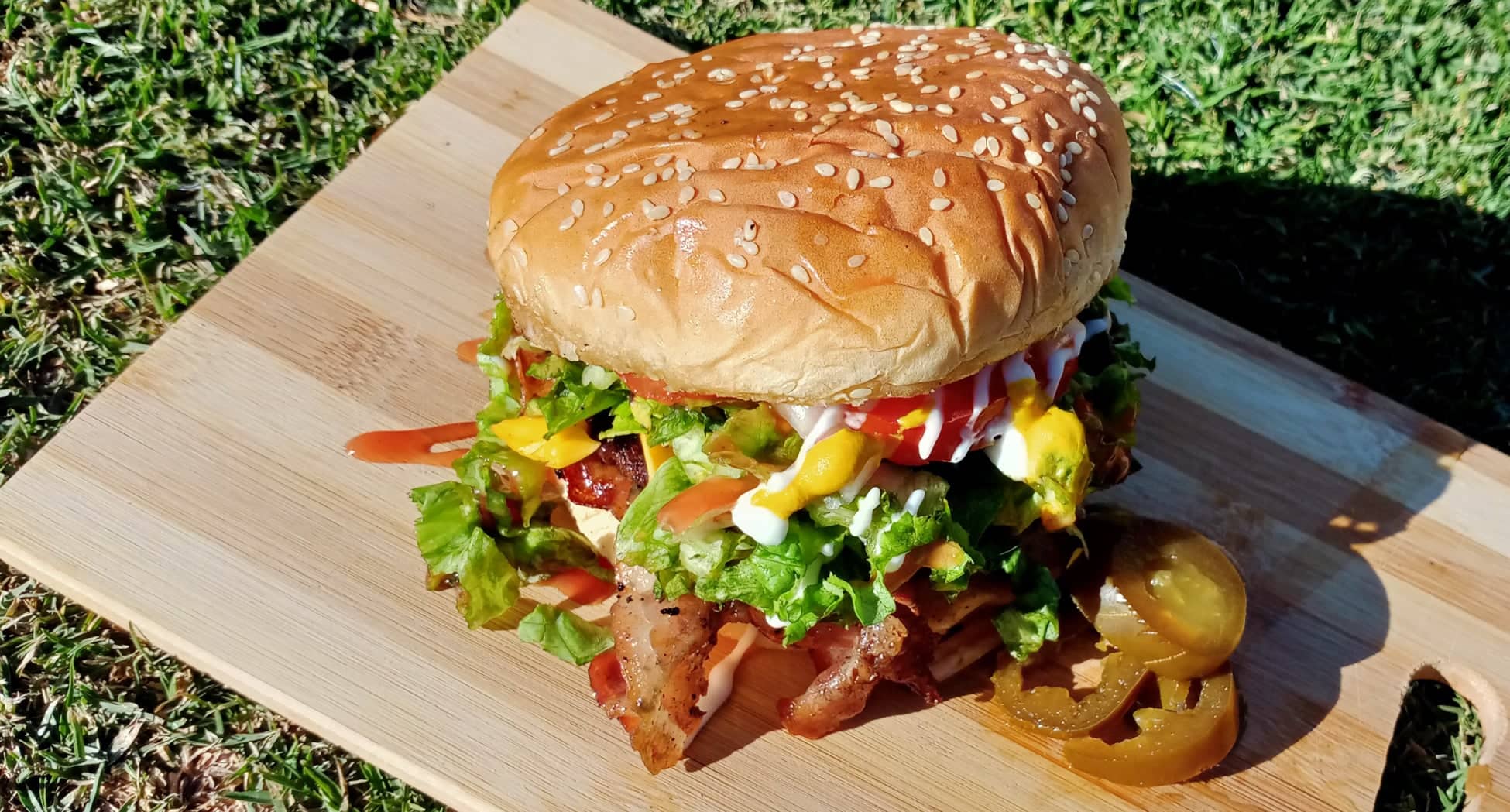 Hamburguesa Especial tipo al carbón. Pan grande