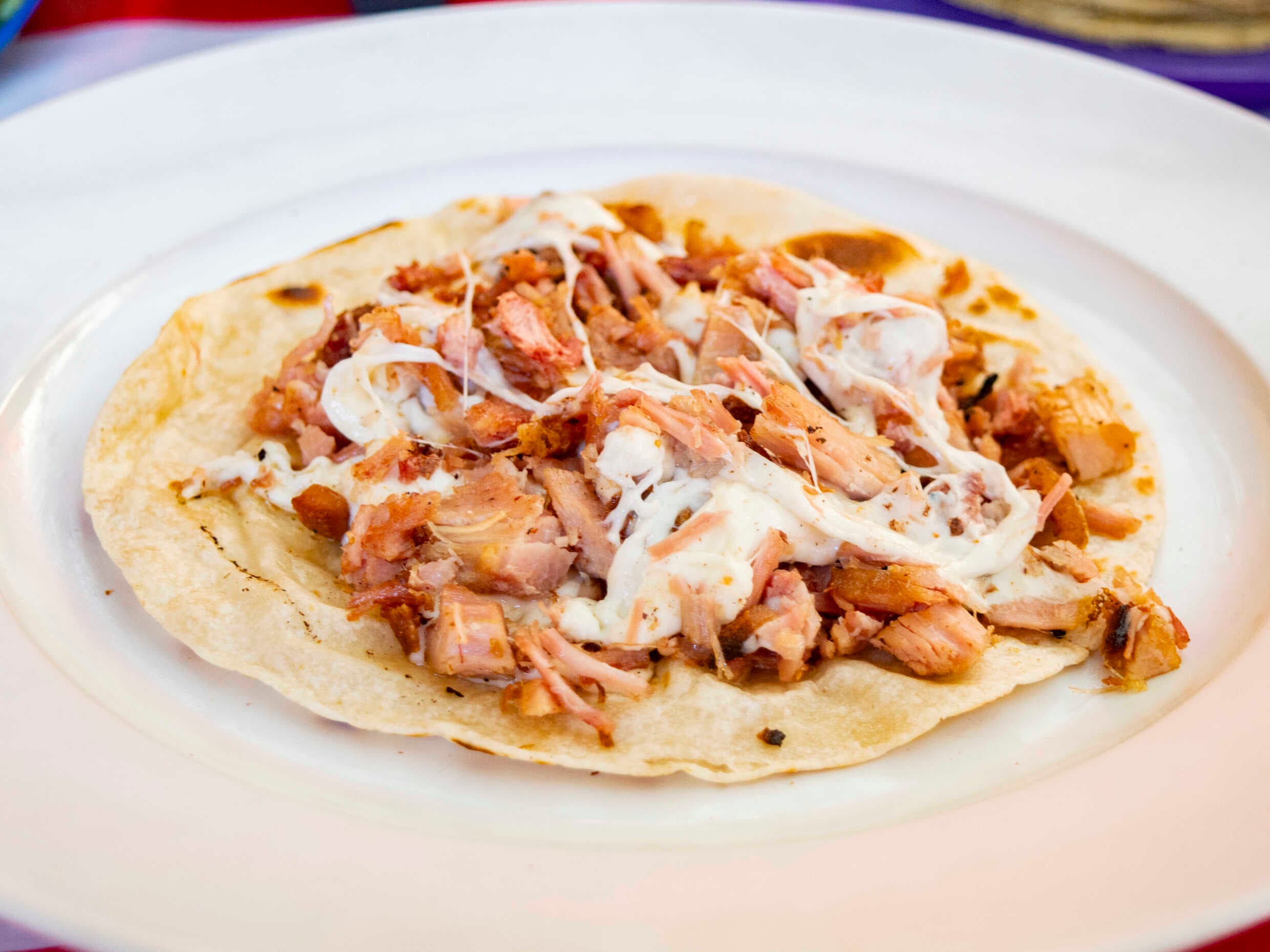 Taco de Carnitas con Queso