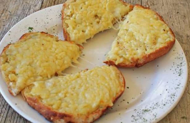 Pan con mantequilla de ajo gratinado