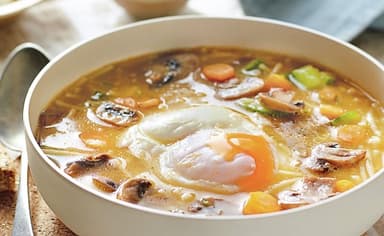 Consomé de huevos y vegetales