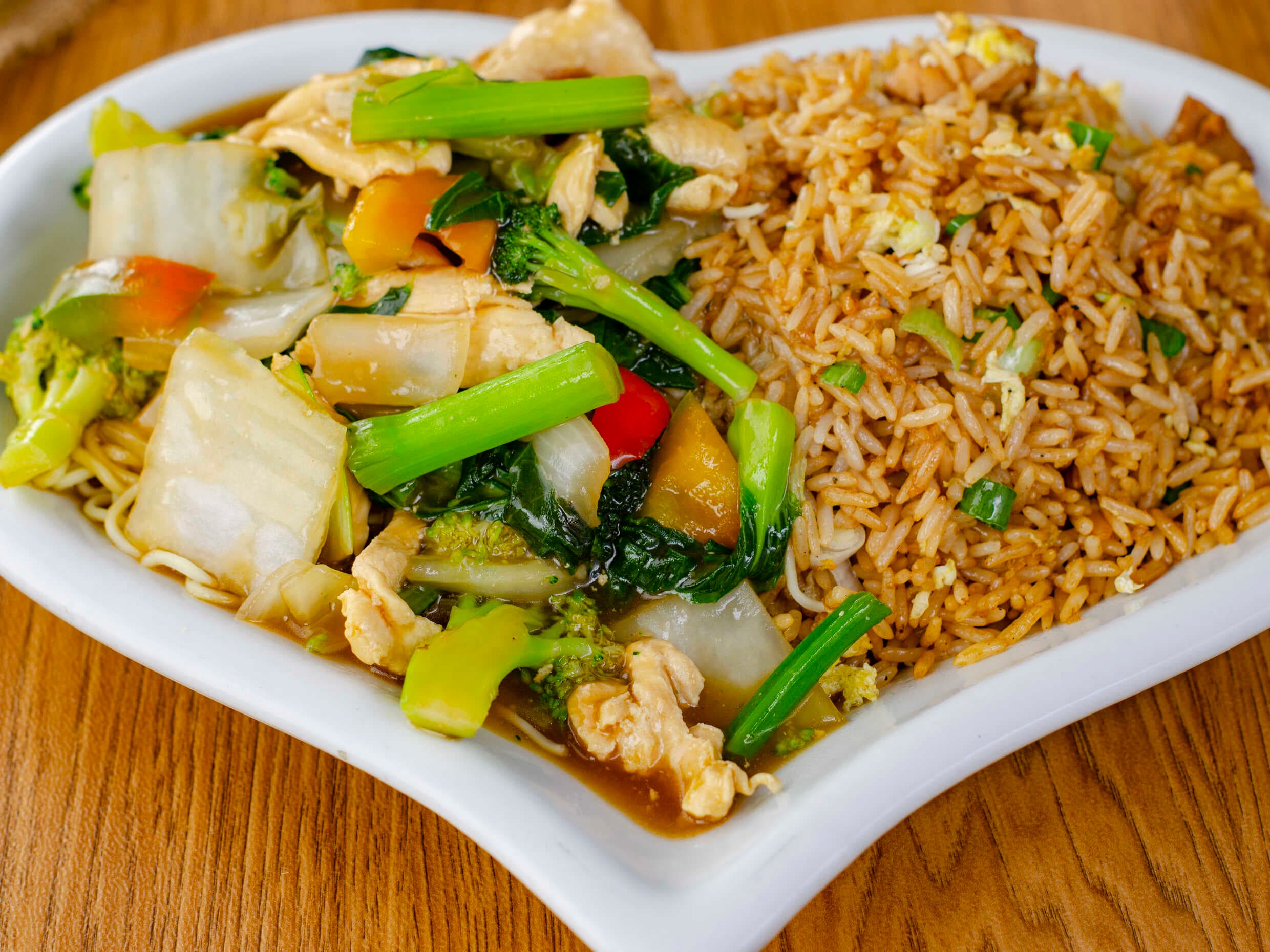 Combinado con Pollo / sopa wantan o wantan frito