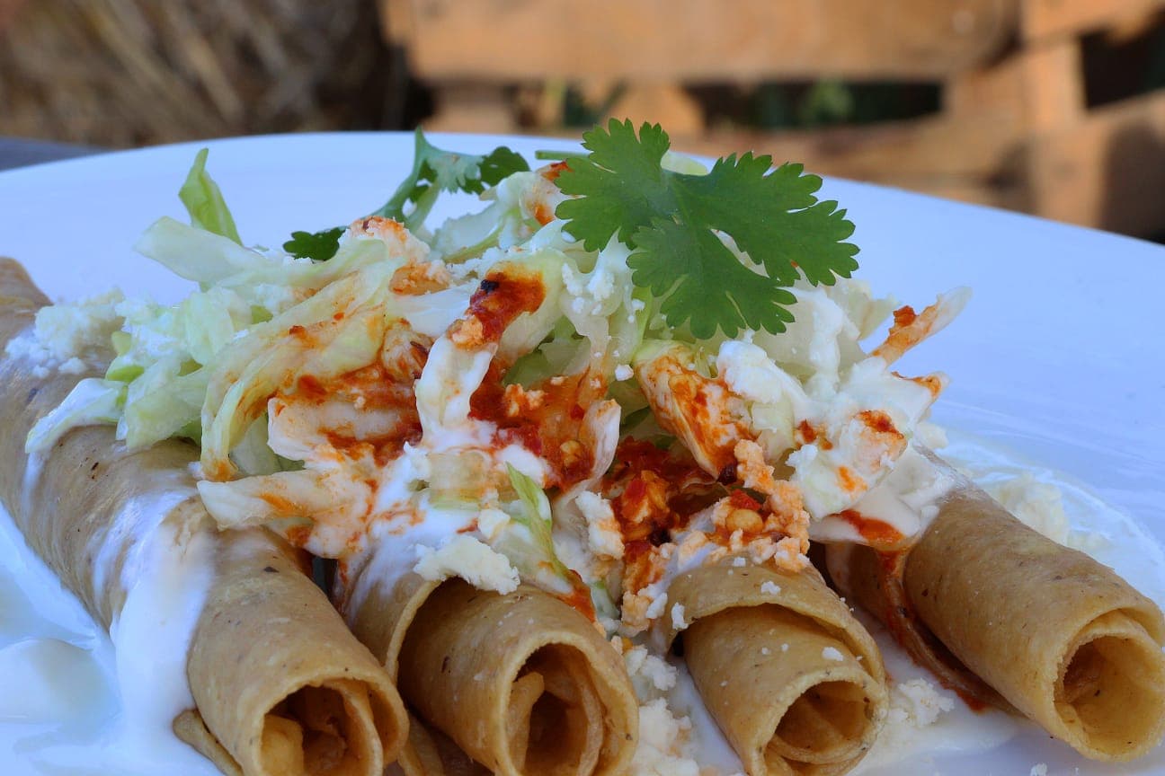 Orden de 4 Flautas de Deshebrada con Arroz