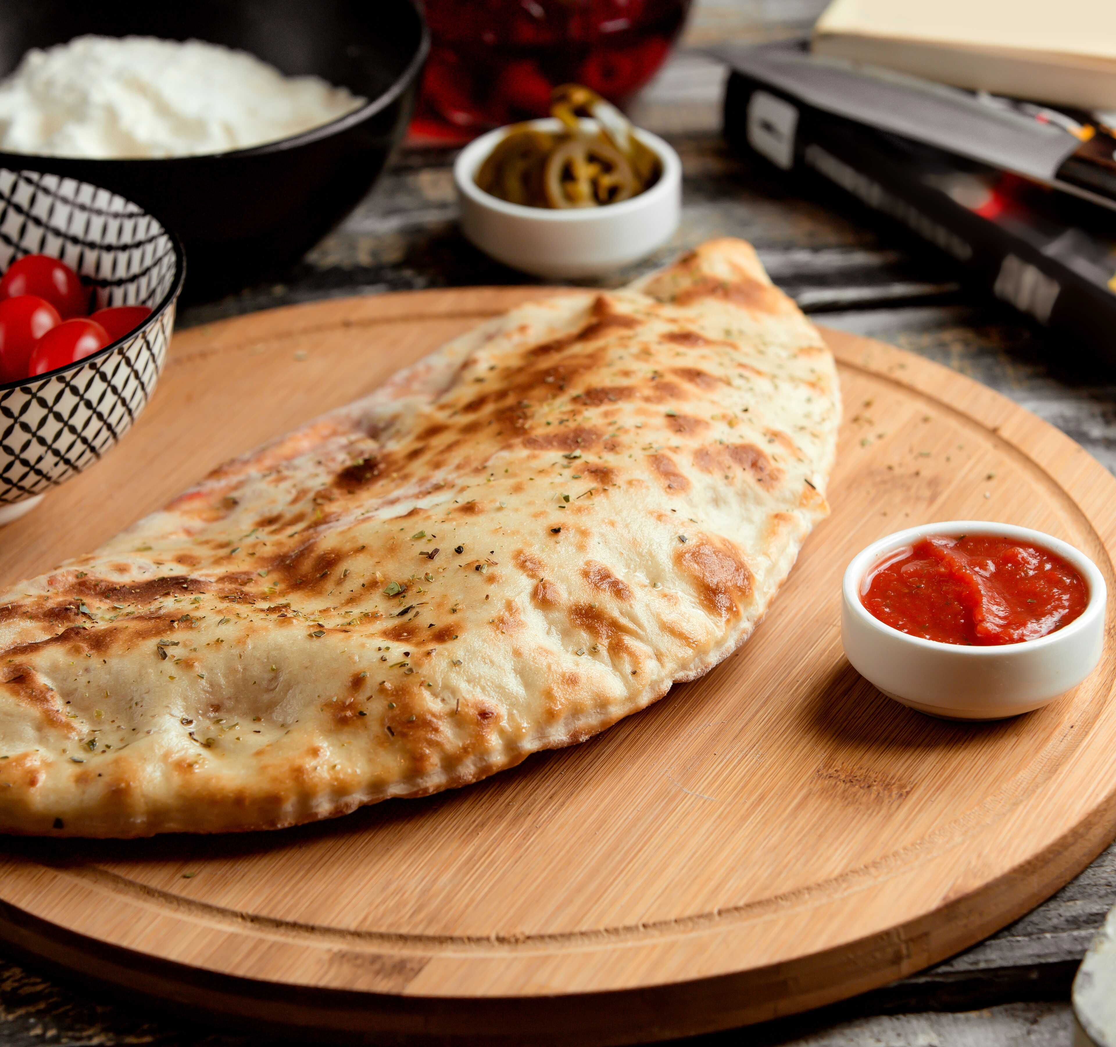 Calzone Pollo, Salami, Cabano, Jamón y Queso