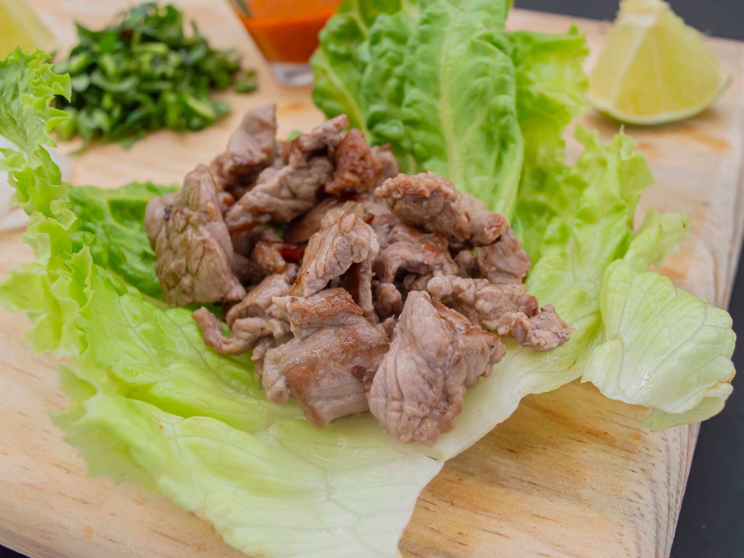 Taco de Costilla en hoja de lechuga