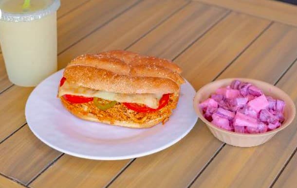 Torta Pollo Adob. Pasta o Ensalada y Agua de Sabor