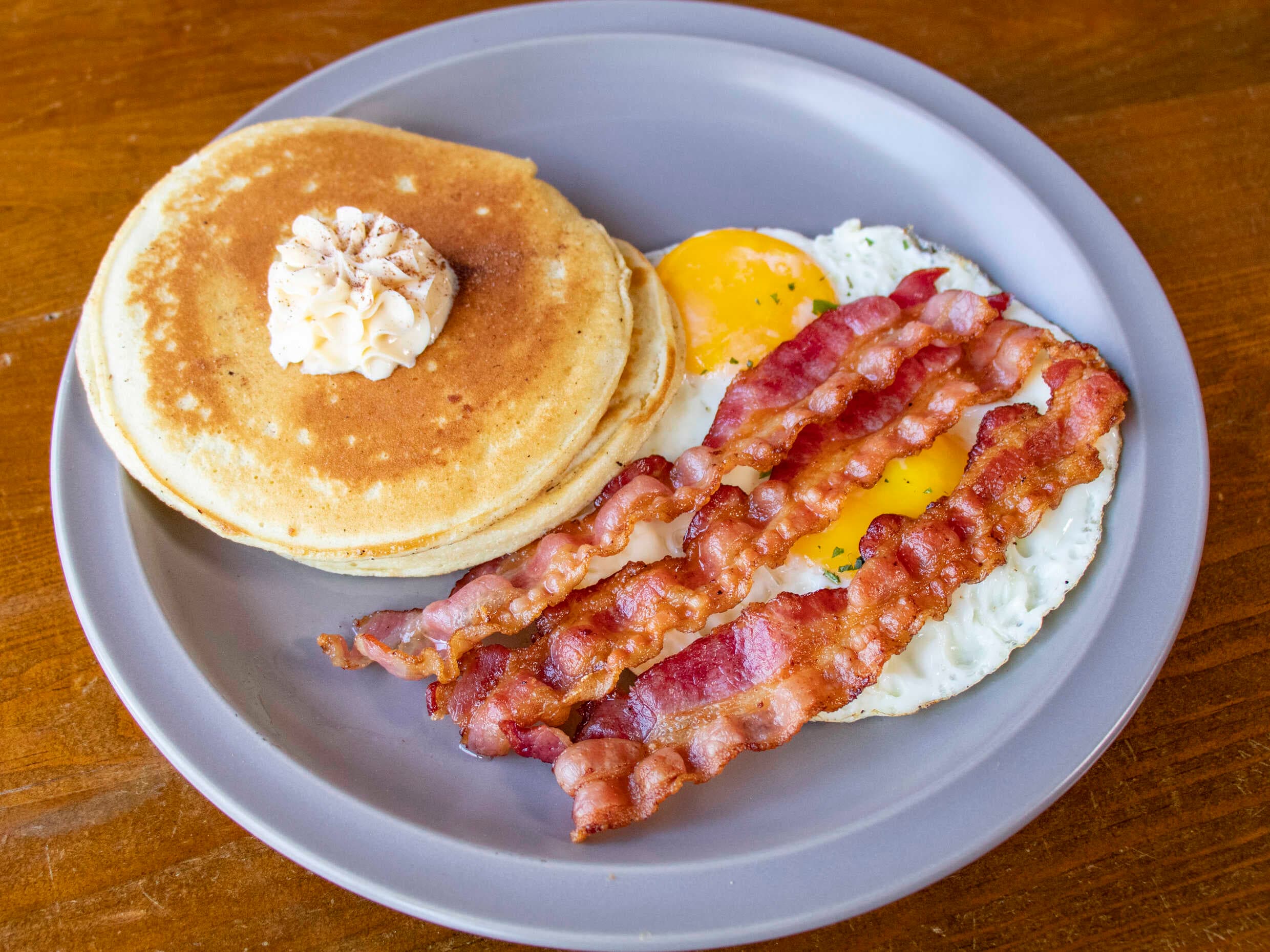 Pancakes + Huevos al Gusto y Tocino