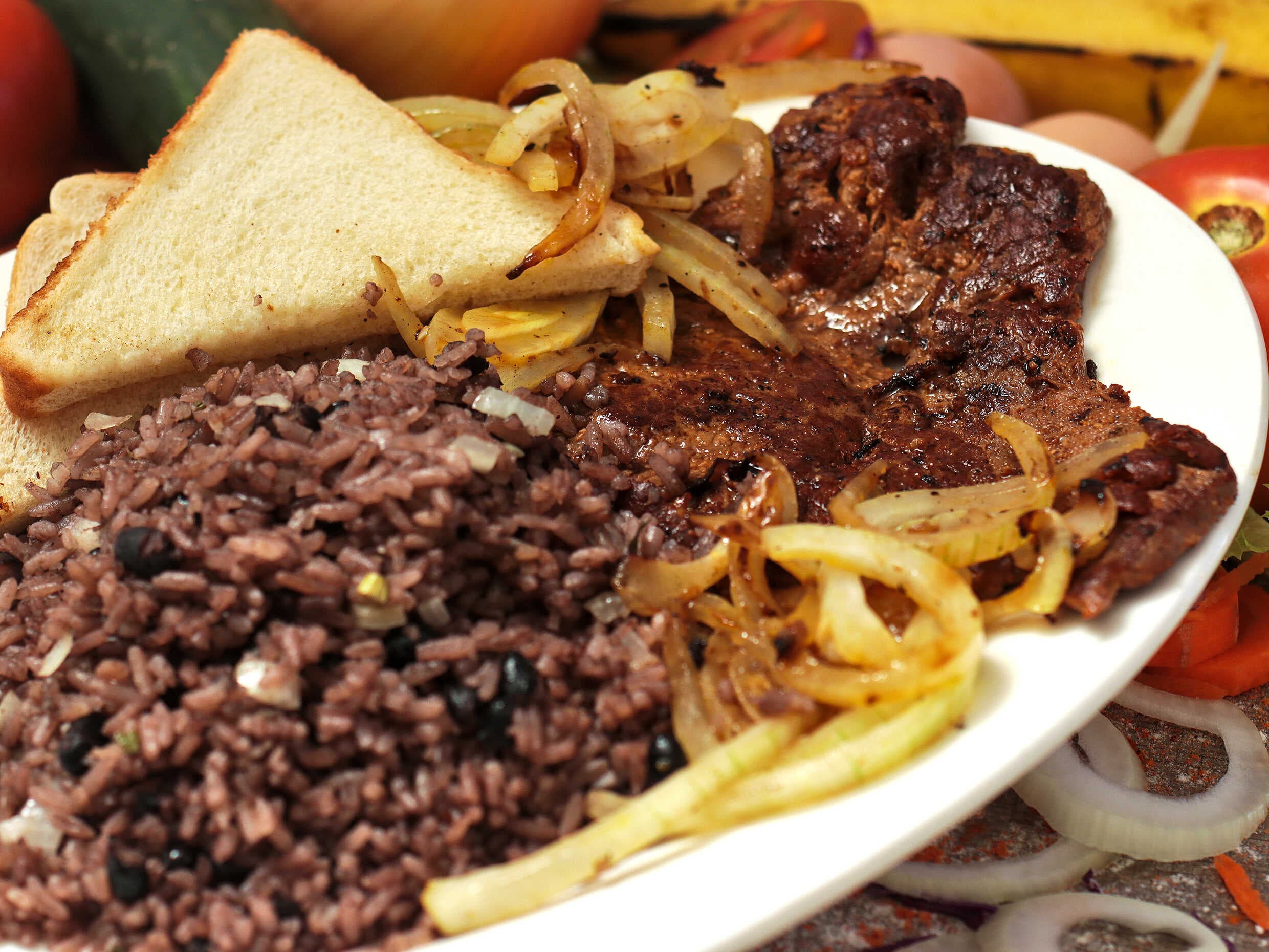 Gallo Pinto con Bistec