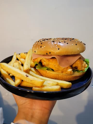 Hamburguesa con Papas y Agua de Jamaica