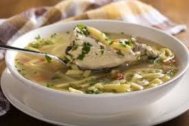Caldo de Pollo con Papa y Tallarín Mediano