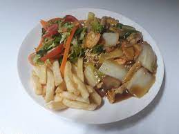 Chop Suey en Salsa la Casa Papas fritas y ensalada