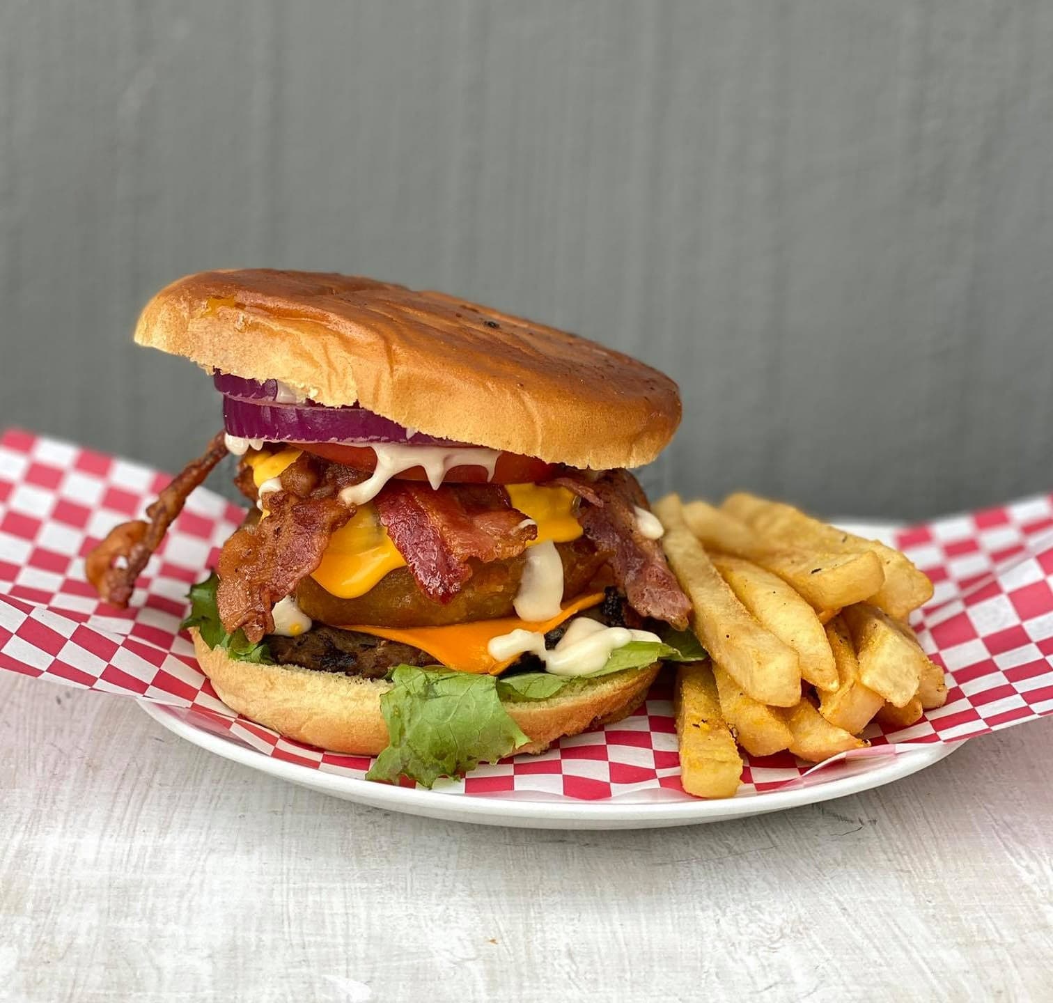 Hamburguesa Res,Tocino,salchica con papas y catsup