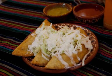 Empanada de Tinga de Pollo con Queso