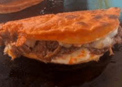 Quesabirria de Maíz+Consomé+Coca Cola