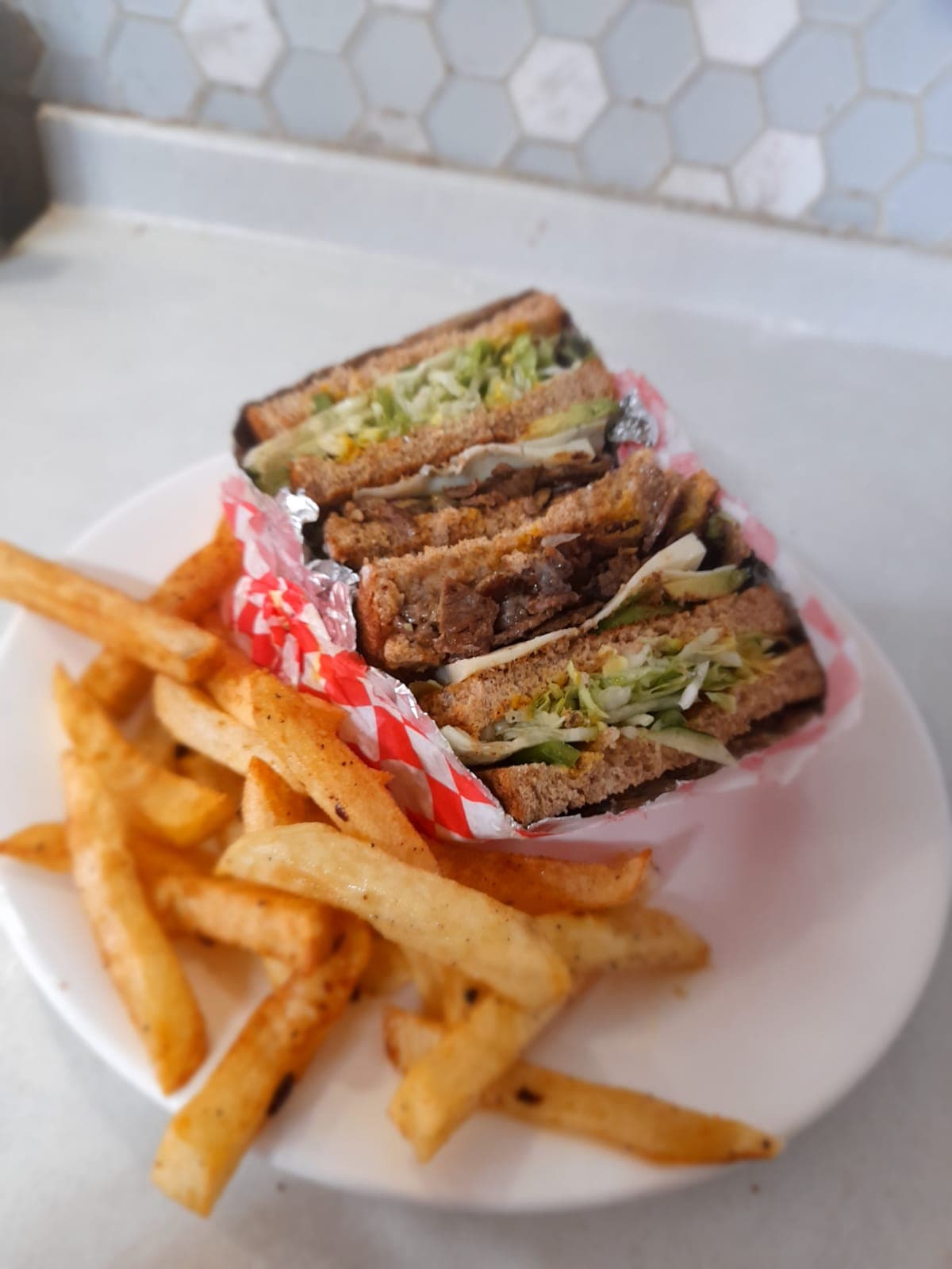 Club Sándwich de Bistec + Papitas Fritas