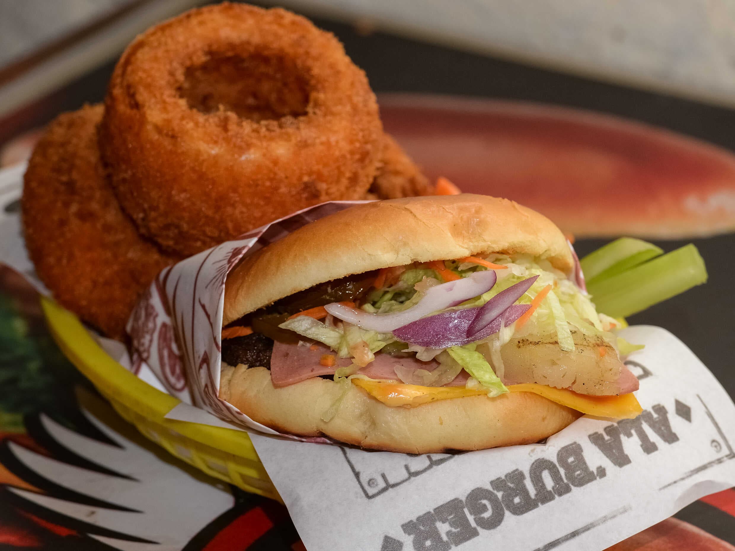 Combo-Salchiburguer Especial con Aros de Cebolla