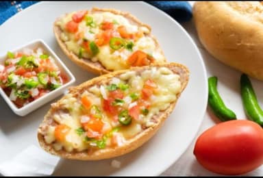 Molletes de Frijol con Queso