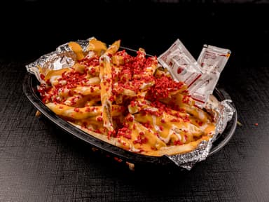 Papas a la francesa con queso amarillo