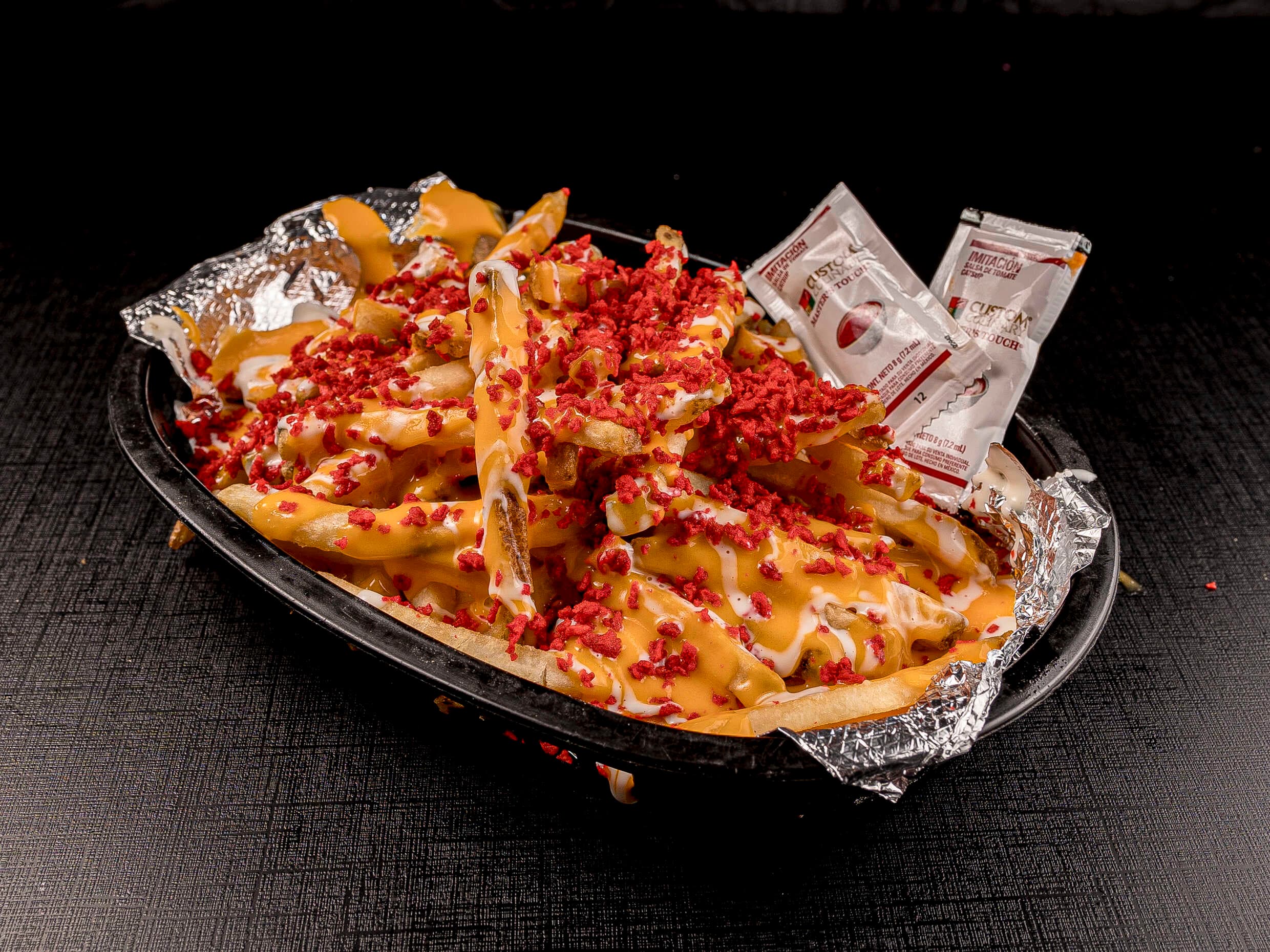 Papas a la francesa con queso amarillo
