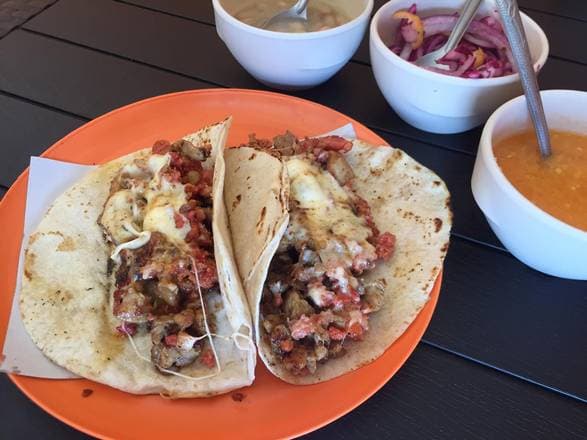 Taco de Bistec Adobado con Harina y Queso