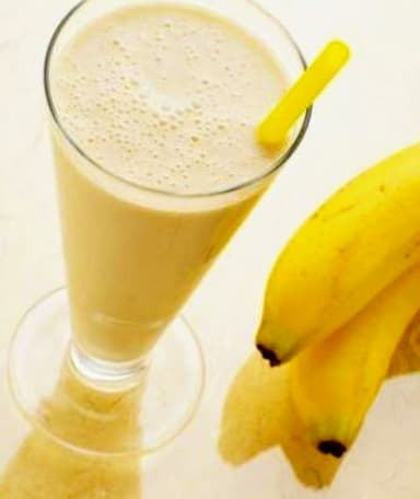 DE PLATANO con leche.