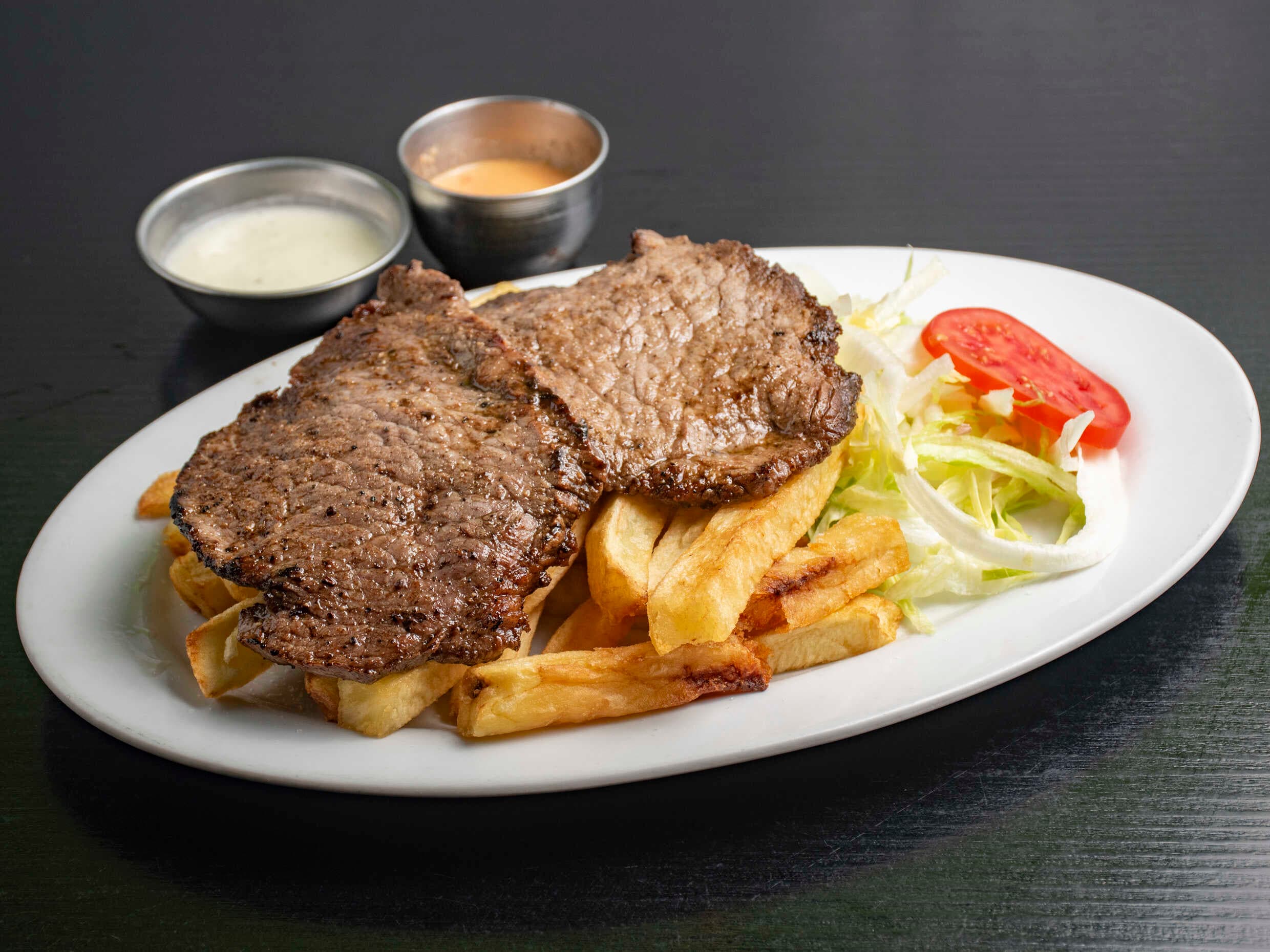 Bistec con Papas y Ensalada