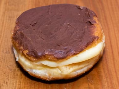 Dona Cubierta de Chocolate Rellena de Bavaria