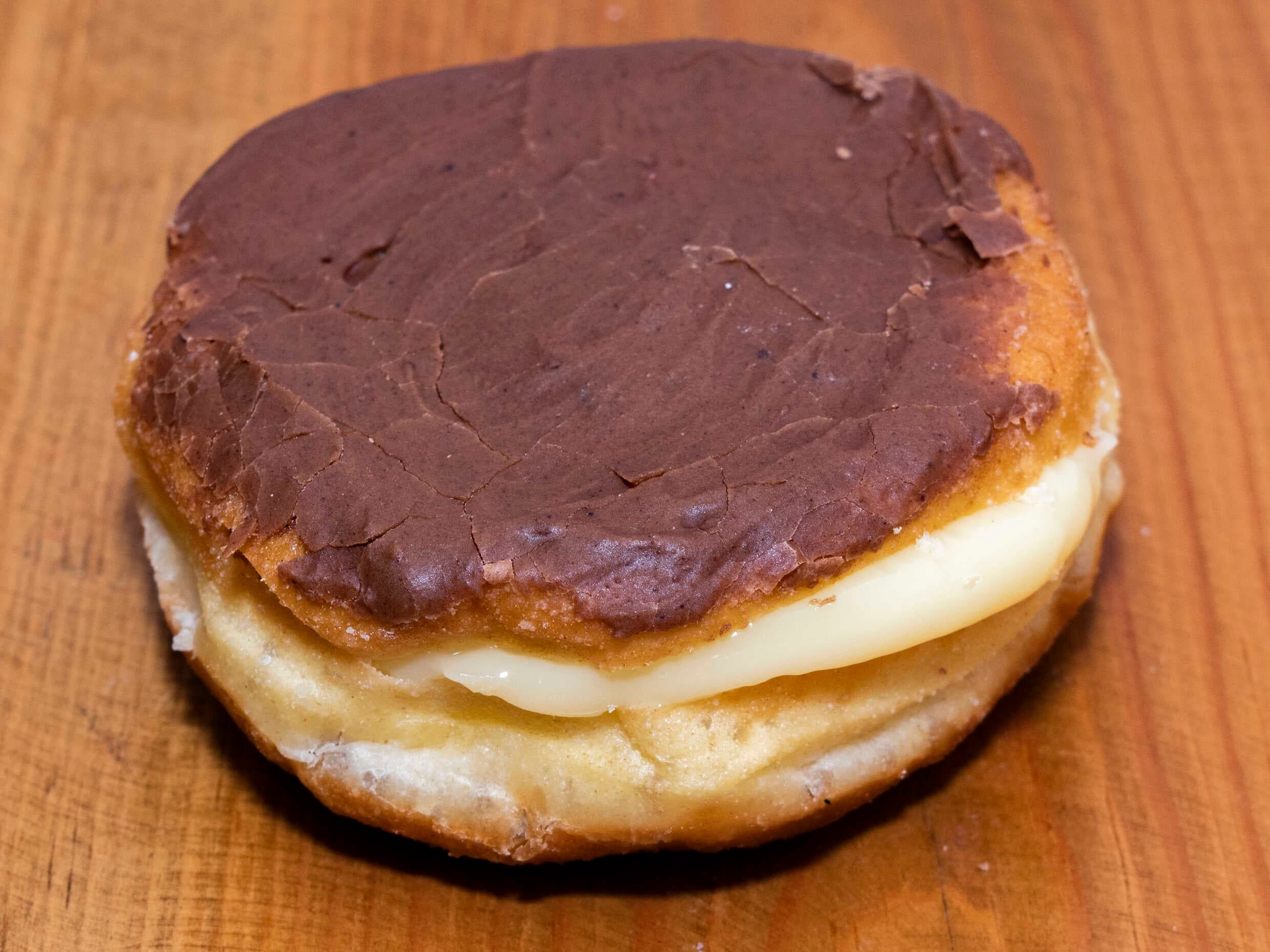 Dona Cubierta de Chocolate Rellena de Bavaria