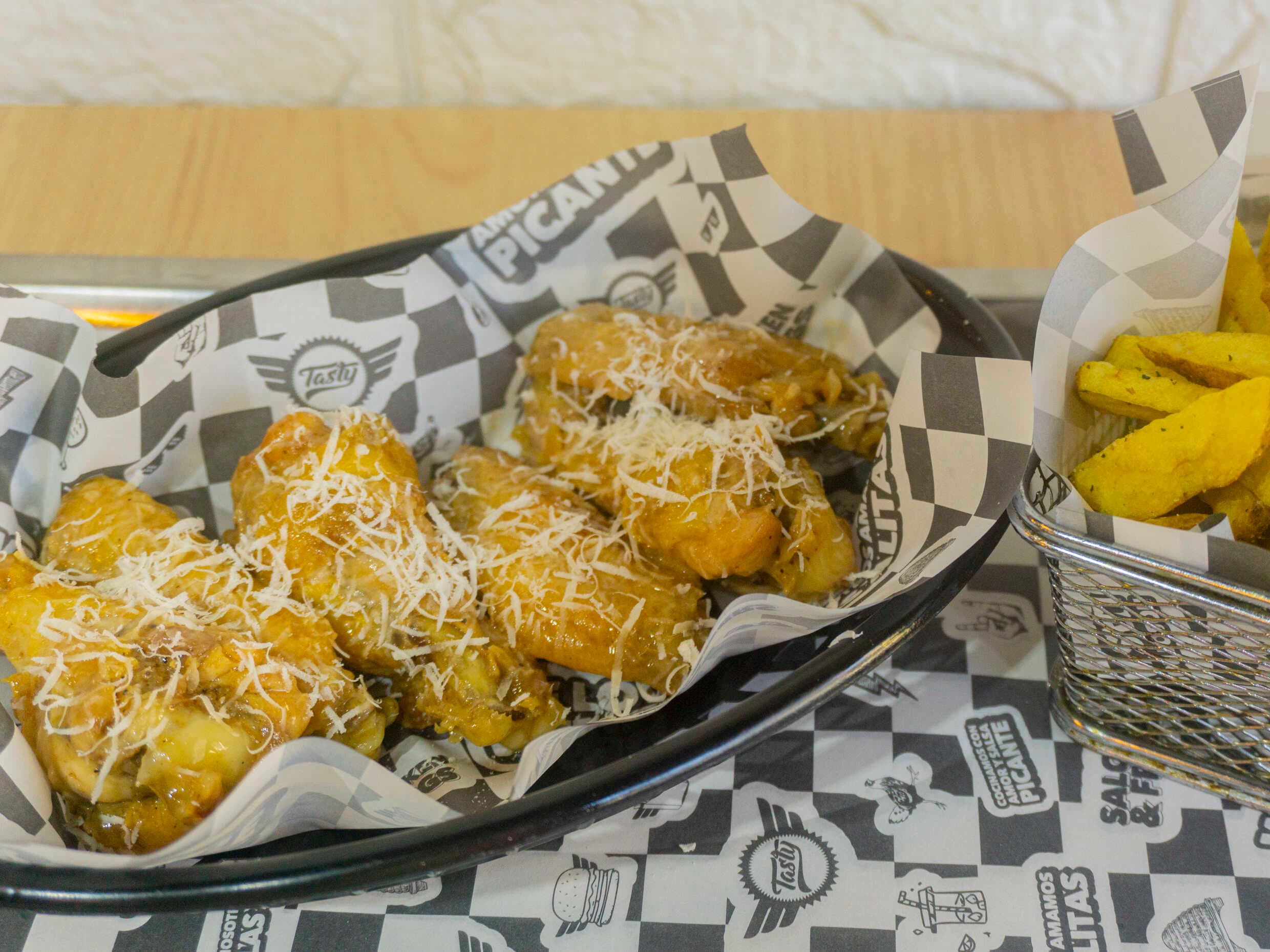 Hot Wings Garlic Parmesan con Papas Tasty