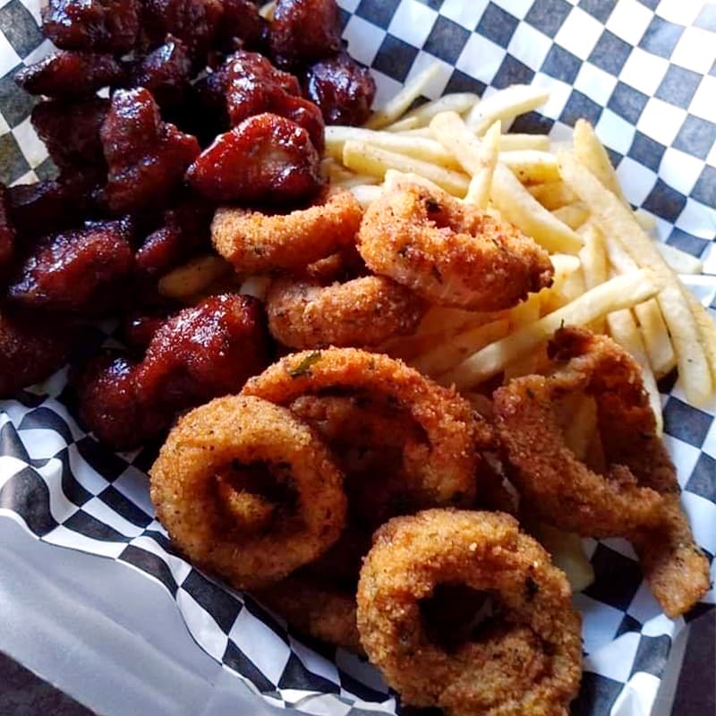 Boneless, Papas Fritas Y Aros de Cebolla