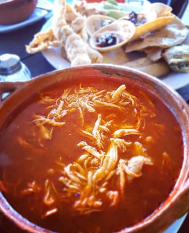 Pozole Rojo estilo Jalisco con Botana completa