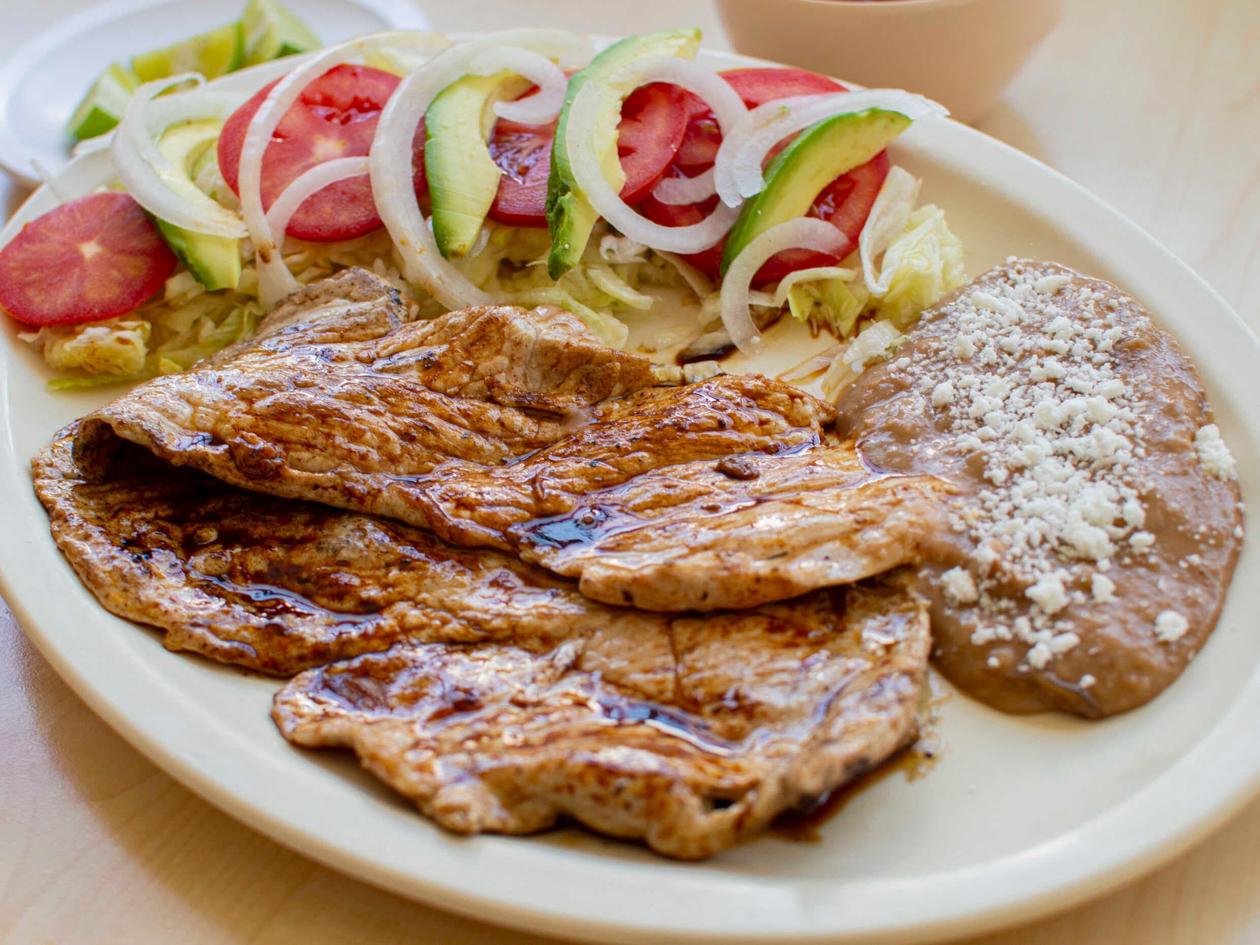 Bistec con Ensalada y Papas