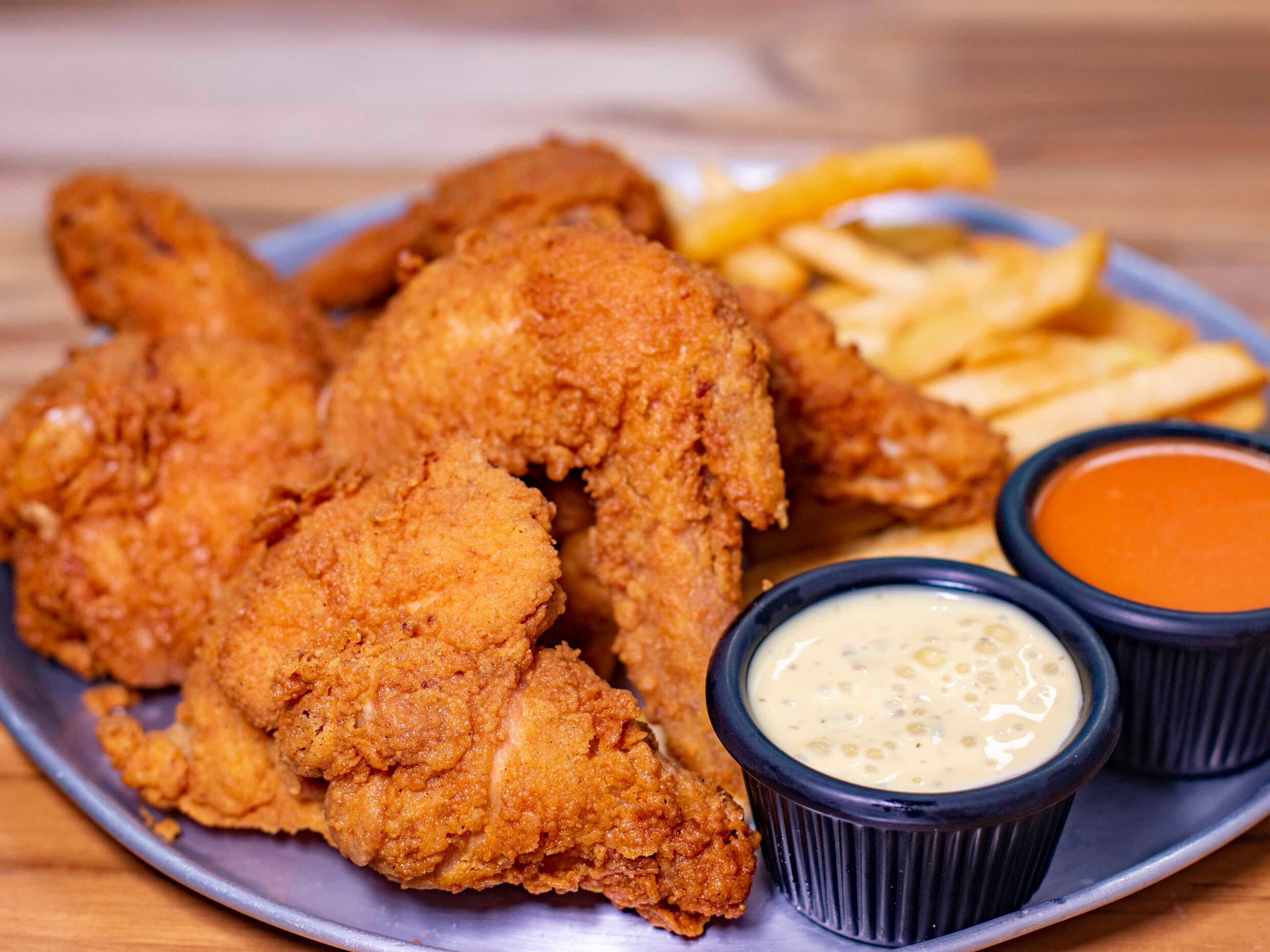 12 alitas + Papas Fritas