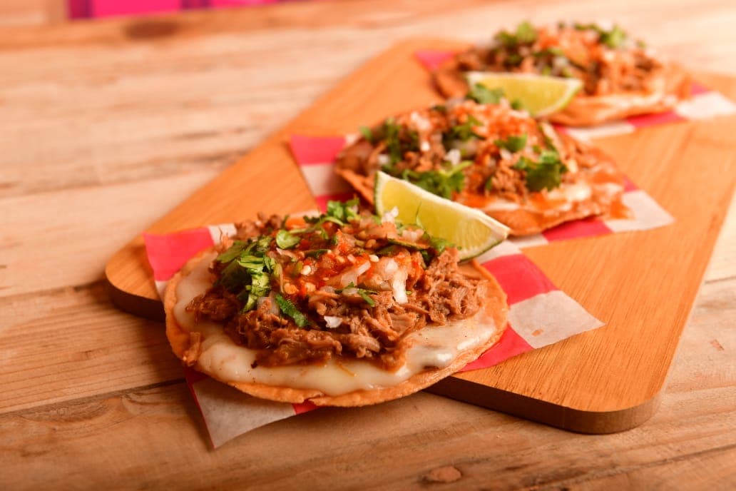 Tostada con Queso y Birria.