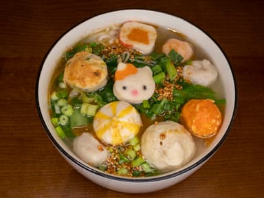 Sopa de Fideos con Bolas de Pescado Mixto
