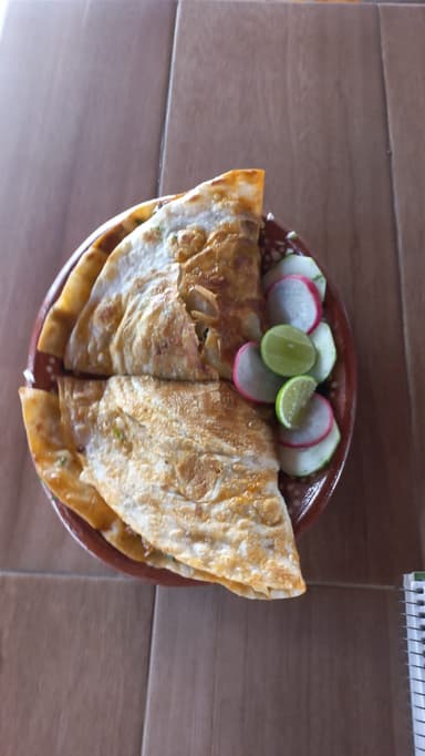 Quesadilla de harina Jumbo + Agua Chica + Consome