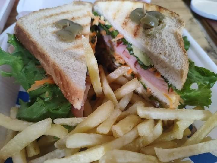 CLUB SANDWICH A LA PLANCHA con PAPAS