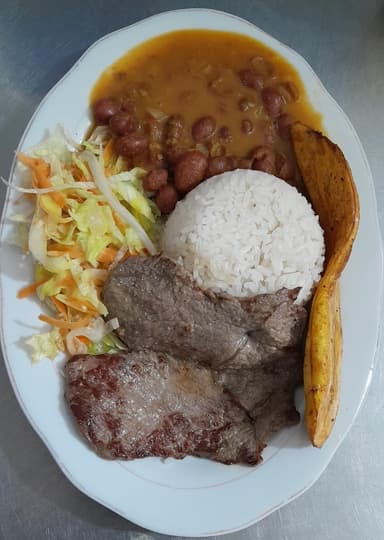 Almuerzo con Carne de Res