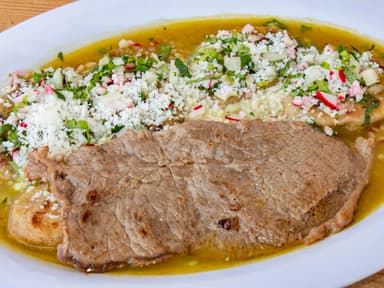 Chilaquiles Carne/ Huevo + 6 Tlacoyos /huevo+ Ref