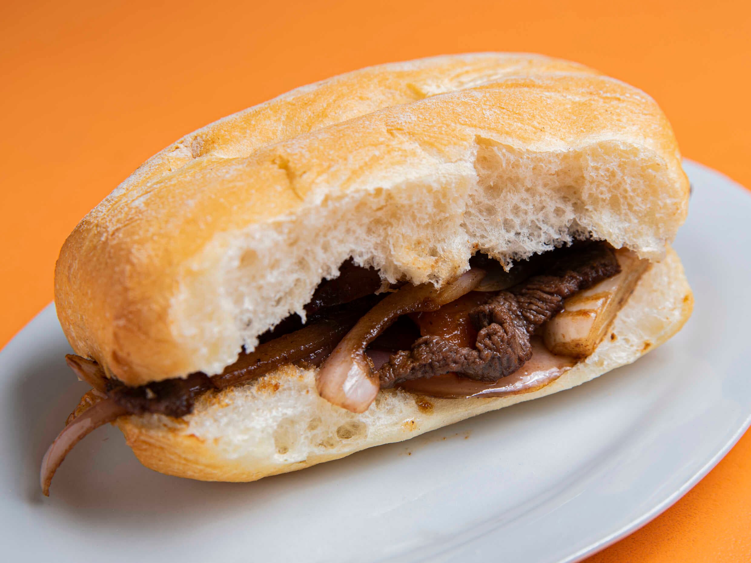 Pan con Lomo Saltado