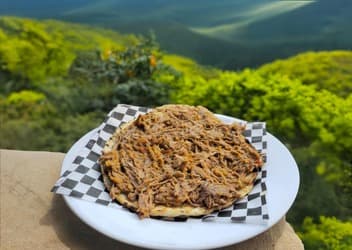 Arepa con Carne Desmechada
