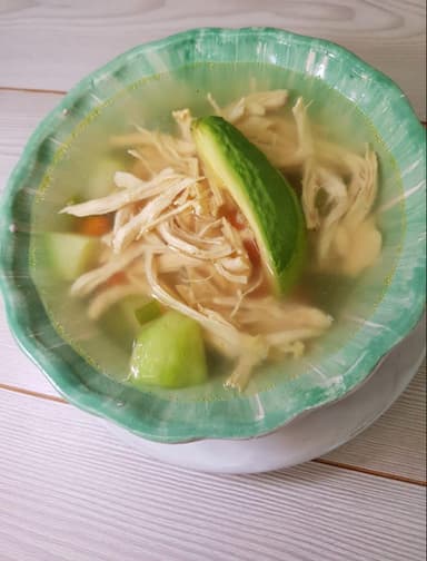 Consome de Pollo con Aguacate