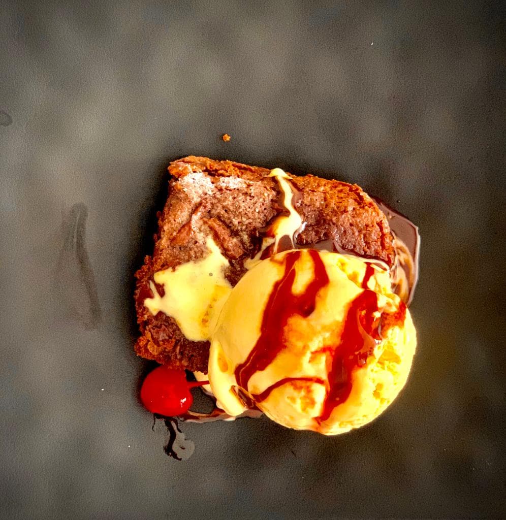 Brownie capeado con helado