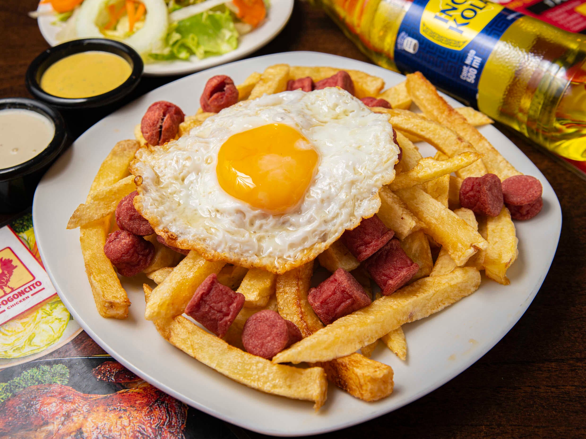 Salchipapa con Chicha.
