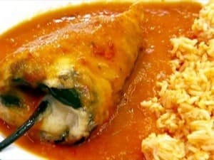 Chile relleno de picadillo en salsa