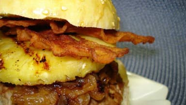 Burger Tocino con Pierna y Piña