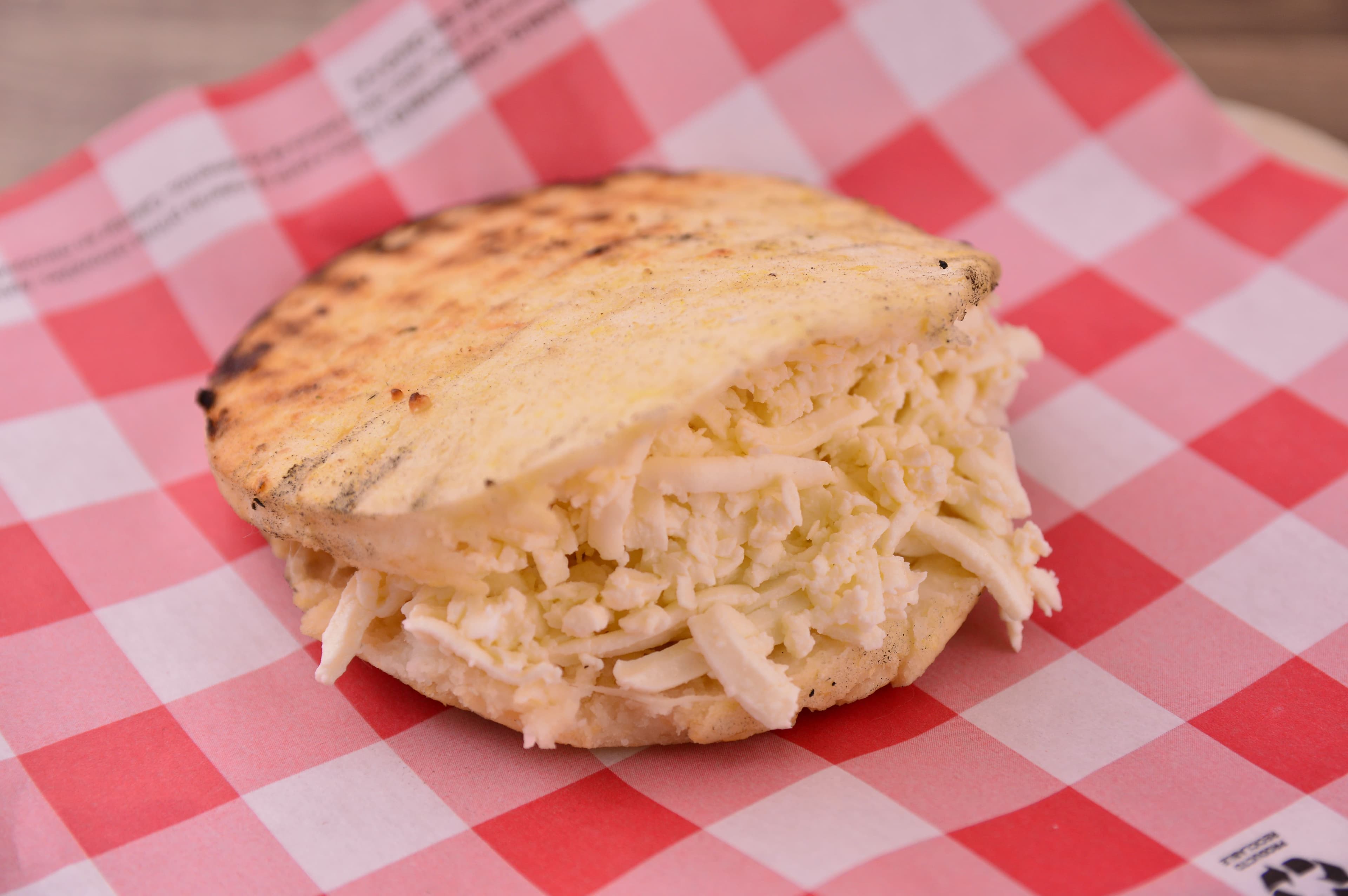 AREPA CON QUESO RALLADO