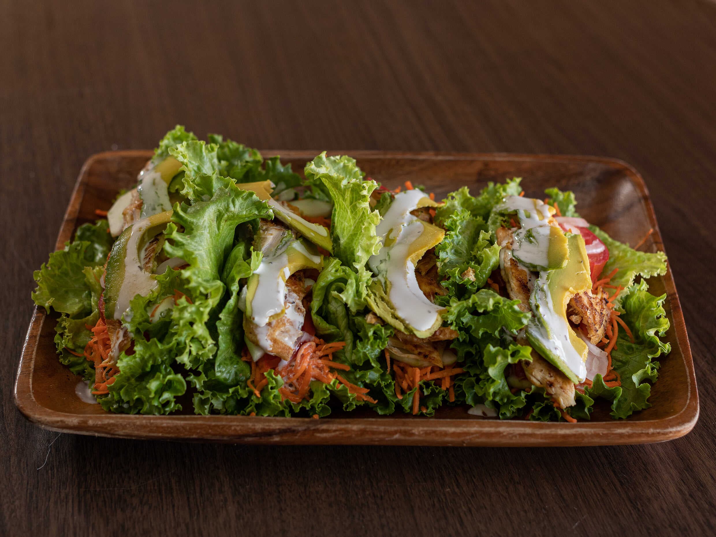 Tacos de lechuga pollo