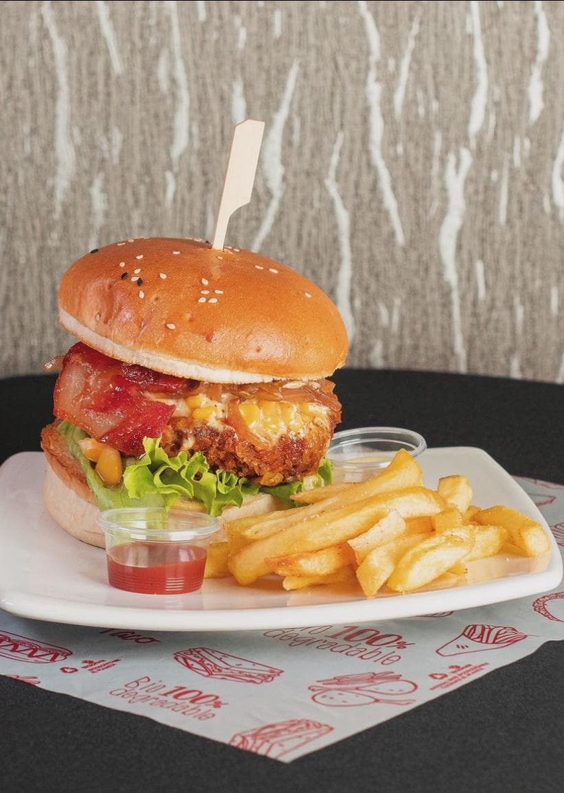 COMBO CRISPI BURGER POLLO CON LIMONADA