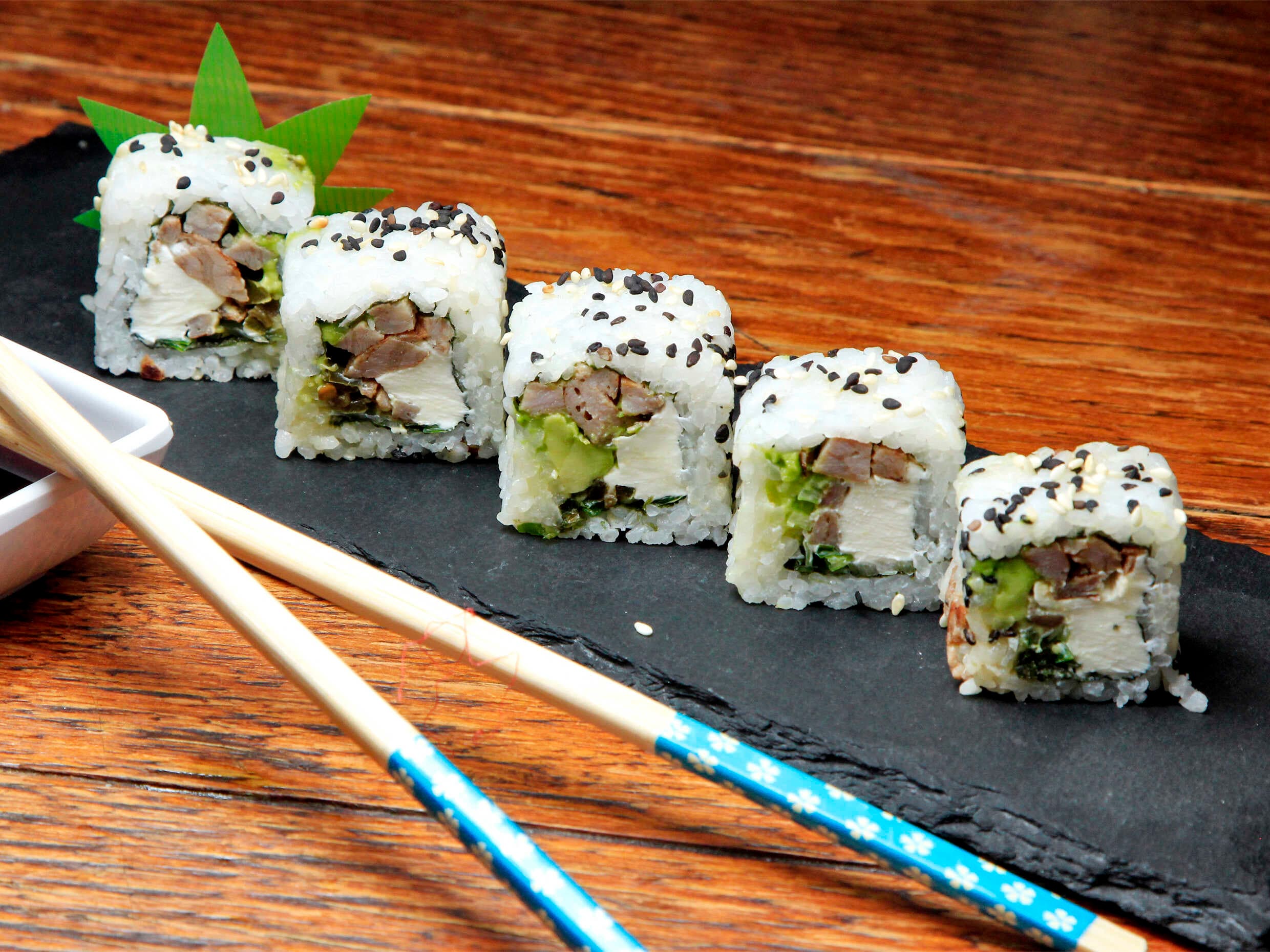 MEDIO SUSHI+KUSHIAGUE DE PLATANO+MEDIO YAKIMESHI