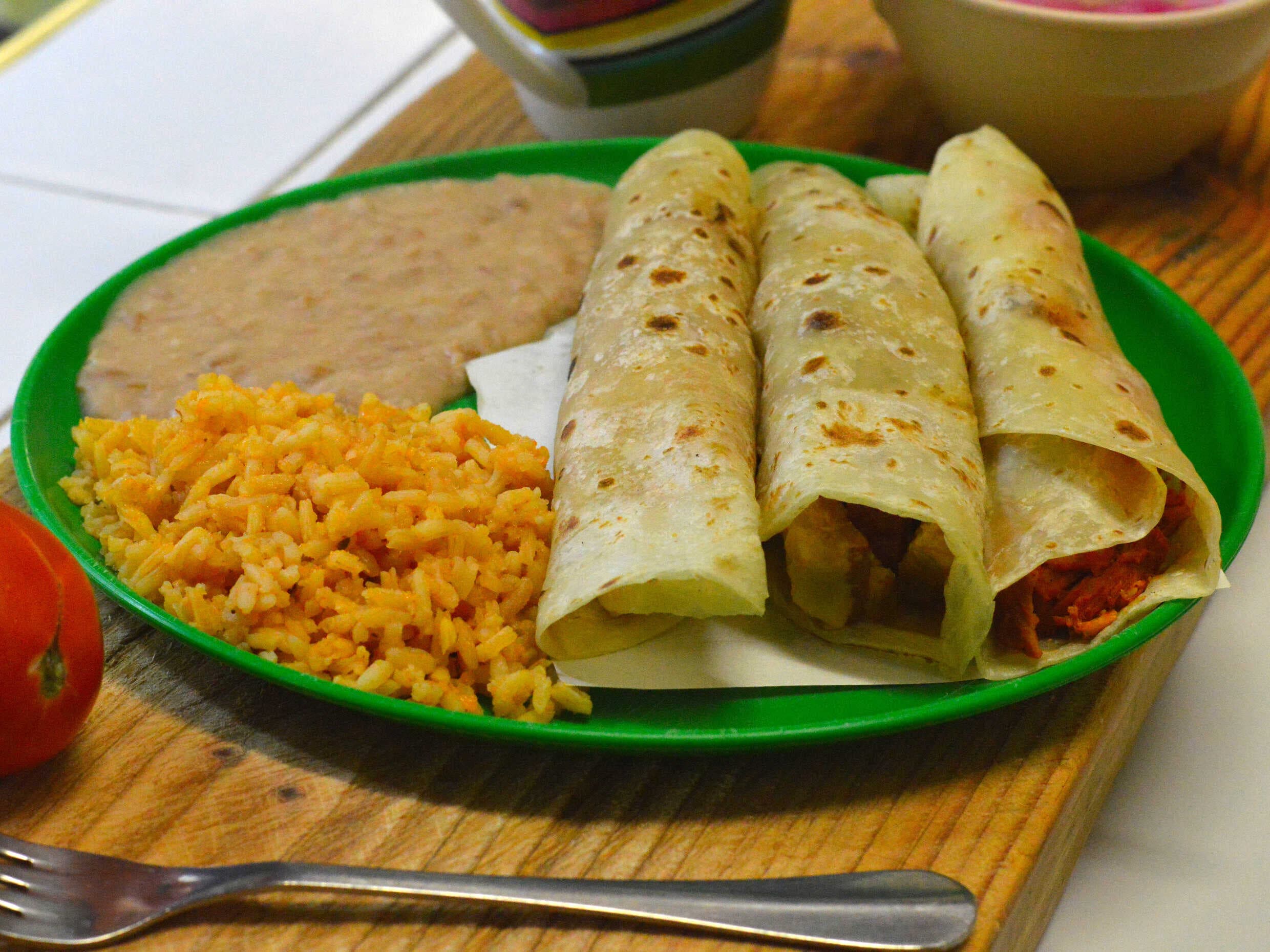 3 Tacos de Harina + Frijol + Arroz + Agua Fresca.